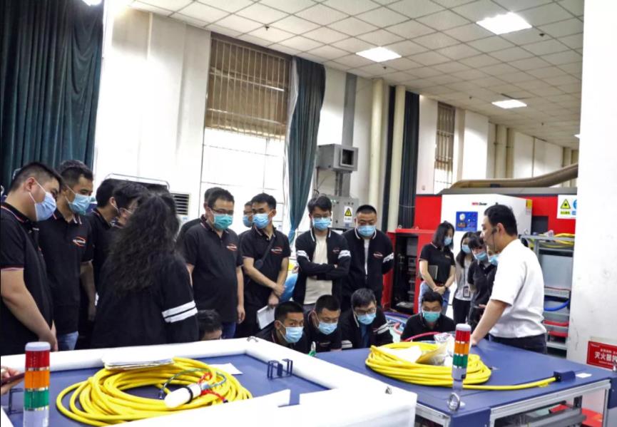 双成激光李总带领员工参观考察武汉锐科(图2)